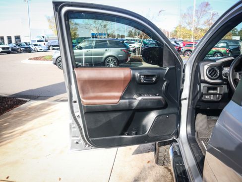 Used 2016 Toyota Tacoma Limited image 14