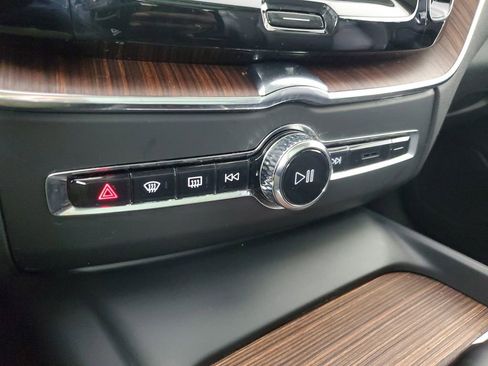 Certified 2023 Volvo XC60 B5 Plus w/ Climate Package image 32