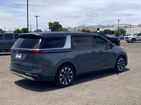 Used 2024 Kia Carnival EX FWD image 5