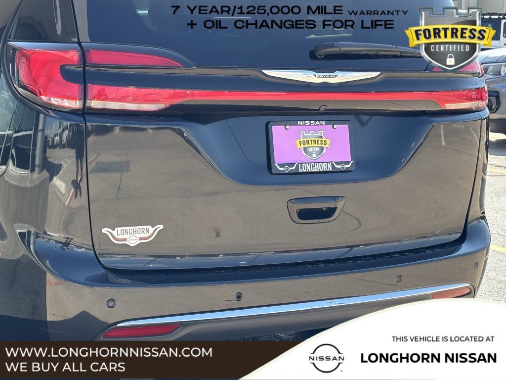 Used 2023 Chrysler Pacifica Touring-L FWD image 5
