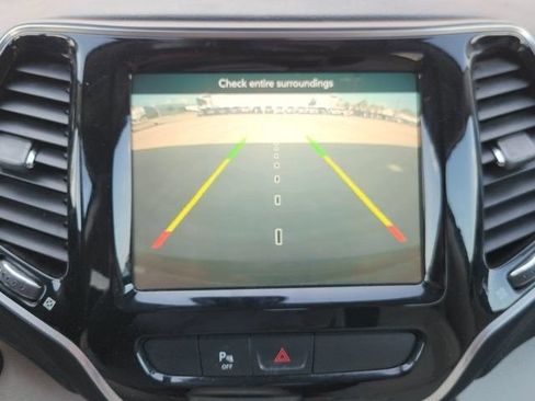 Used 2019 Jeep Cherokee Limited FWD image 15