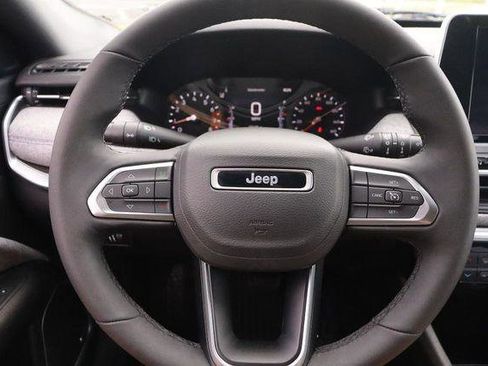 Used 2025 Jeep Compass Latitude w/ Sun & Sound Group AWD/4WD image 12