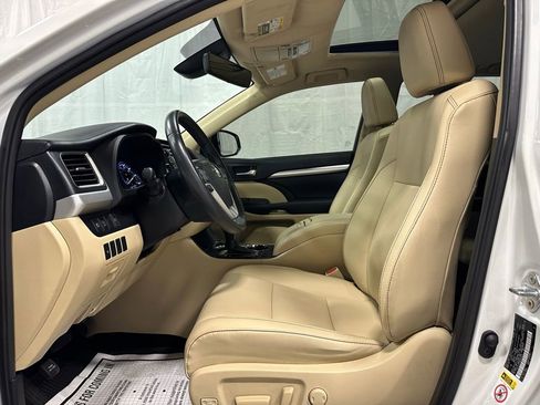 Used 2019 Toyota Highlander XLE AWD/4WD image 14