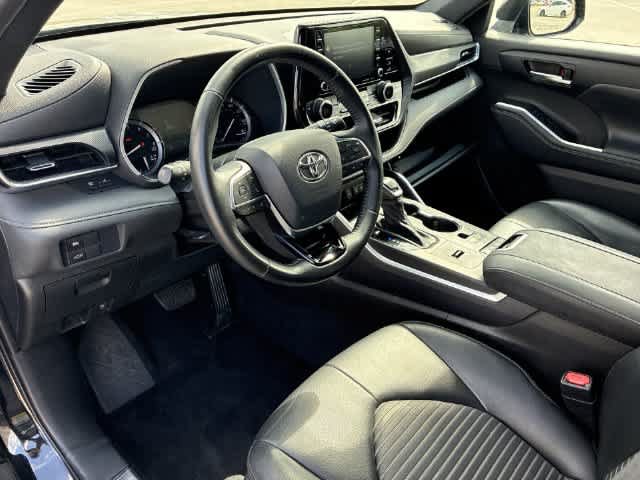 Used 2021 Toyota Highlander XSE FWD image 2