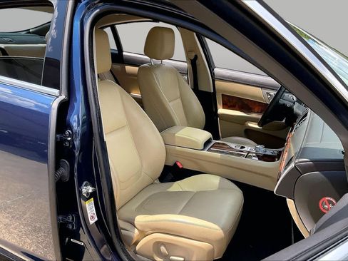 Used 2013 Jaguar XF RWD image 9