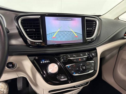 Used 2021 Chrysler Pacifica Touring-L FWD image 15