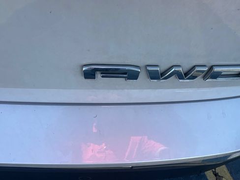 Used 2022 GMC Terrain SLT w/ Infotainment Package II AWD/4WD image 12