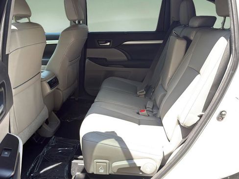 Used 2016 Toyota Highlander XLE AWD/4WD image 15