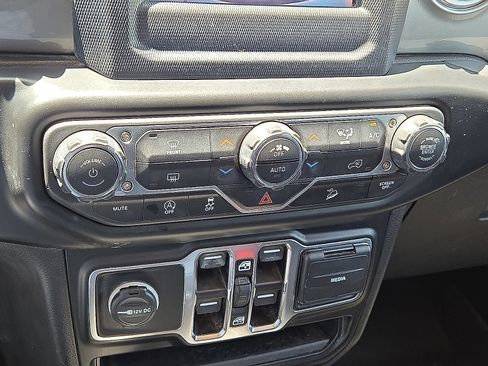 Used 2020 Jeep Wrangler Unlimited Sahara AWD/4WD image 27