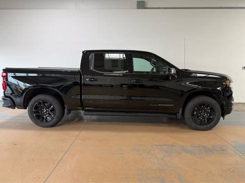 Used 2025 Chevrolet Silverado 1500 High Country w/ Midnight Edition AWD/4WD image 6
