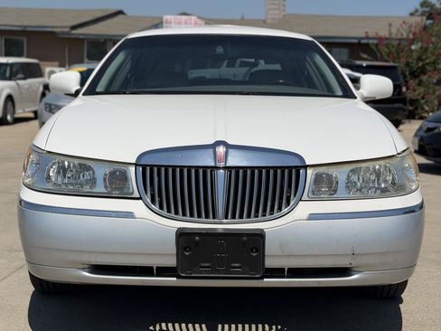 Used 2002 Lincoln Town Car Signature RWD image 2
