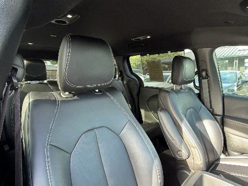 Used 2025 Chrysler Pacifica Select FWD image 30