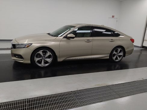 Used 2018 Honda Accord Touring image 2