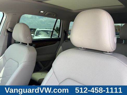 Used 2025 Volkswagen Atlas SE w/ Panoramic Sunroof Package FWD image 10