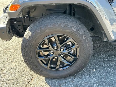 Used 2023 Jeep Gladiator Sport image 11