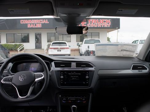 Used 2024 Volkswagen Tiguan SE image 11