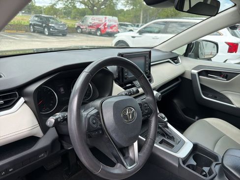 Used 2019 Toyota RAV4 XLE Premium image 9