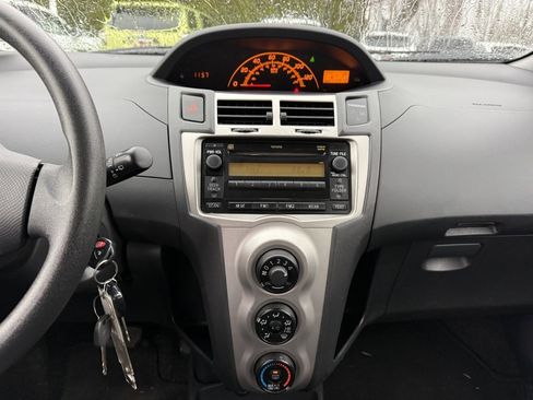 Used 2011 Toyota Yaris 4-Door Hatchback image 19