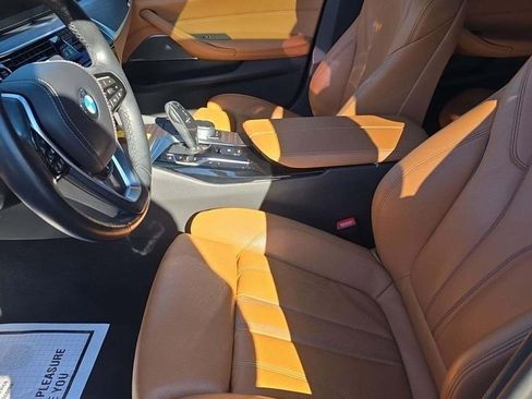 Used 2021 BMW 530i xDrive w/ Premium Package image 6