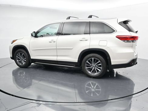 Used 2019 Toyota Highlander XLE AWD/4WD image 5