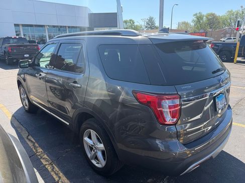 Used 2017 Ford Explorer XLT w/ Equipment Group 202A AWD/4WD image 4