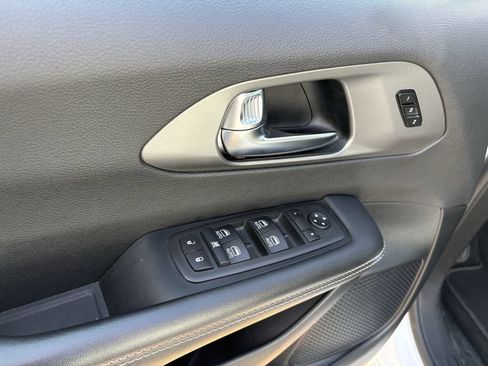 Used 2025 Chrysler Pacifica Select FWD image 11