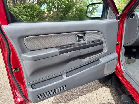 Used 2002 Nissan Xterra XE image 12