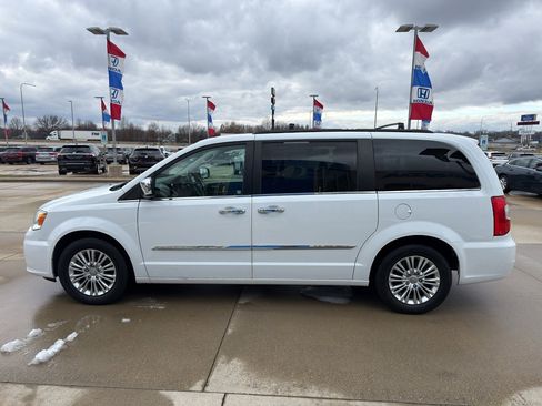 Used 2015 Chrysler Town & Country Touring-L w/ Driver Convenience Group image 8