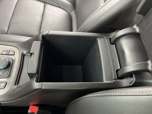 Used 2023 GMC Acadia SLT w/ Elevation Edition image 30