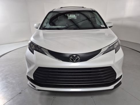 New 2026 Toyota Sienna XLE image 8