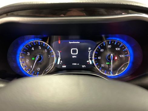 Used 2024 Chrysler Pacifica Limited FWD image 16
