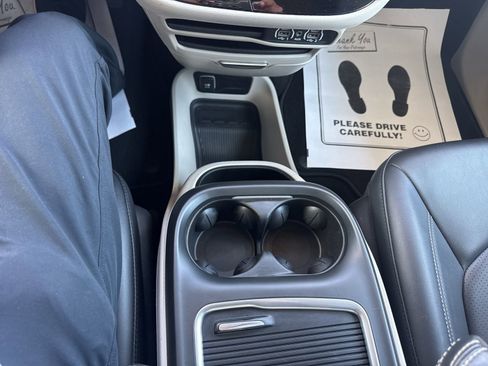 Used 2024 Chrysler Pacifica Touring-L image 32