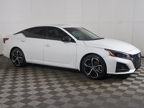 Used 2023 Nissan Altima 2.5 SR w/ SR Premium Package FWD image 14