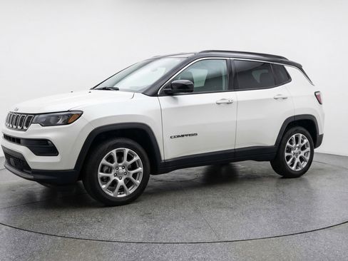 Used 2025 Jeep Compass Limited AWD/4WD image 3
