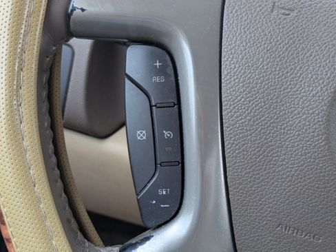 Used 2014 Chevrolet Suburban LT RWD image 24