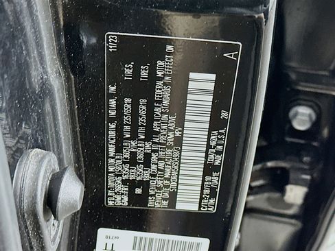 Used 2024 Toyota Highlander LE image 12