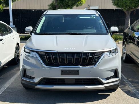 Used 2024 Kia Carnival EX image 3