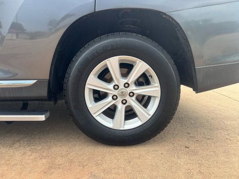 Used 2012 Toyota Highlander FWD w/ Tow Pkg image 14