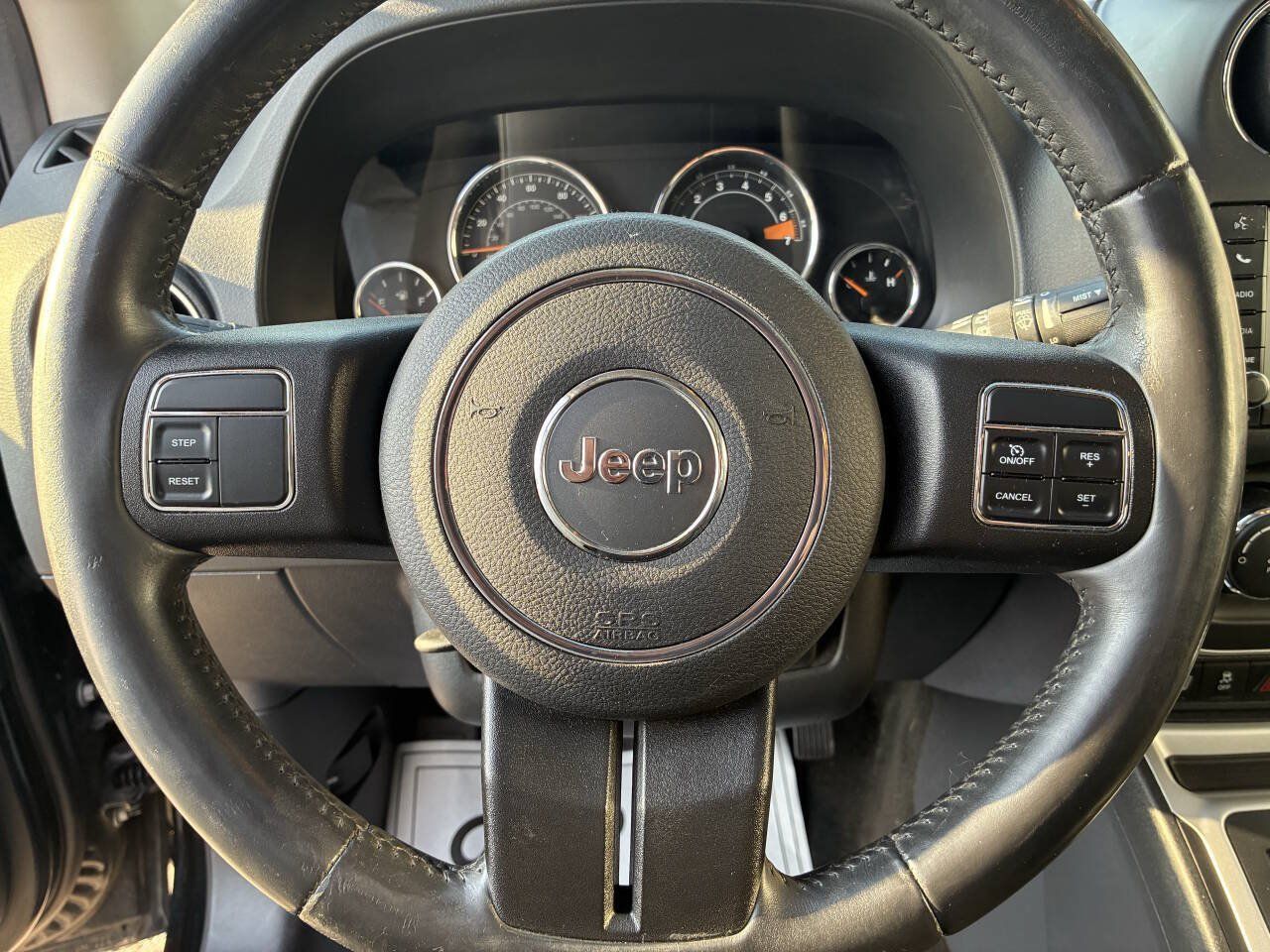 Used 2014 Jeep Compass Latitude w/ Sun/Sound Group FWD image 11