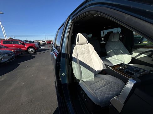 Used 2025 Cadillac Escalade Premium Luxury Platinum image 32