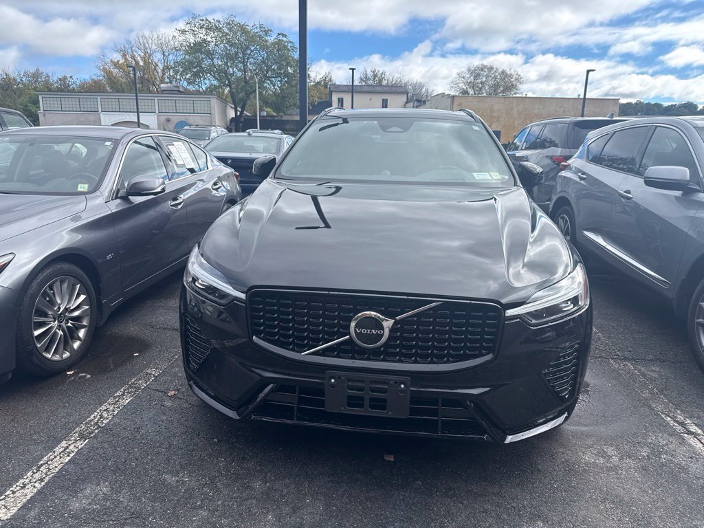 Used 2023 Volvo XC60 B5 Ultimate w/ Climate Package AWD/4WD image 2
