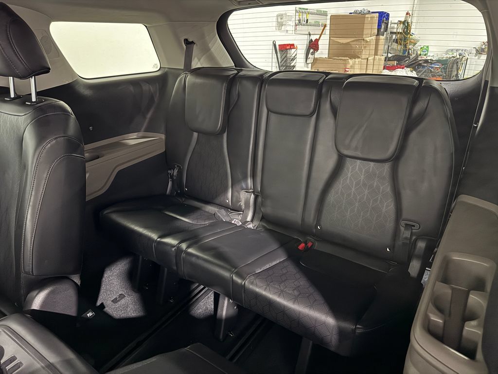 Used 2025 Kia Carnival FWD image 20