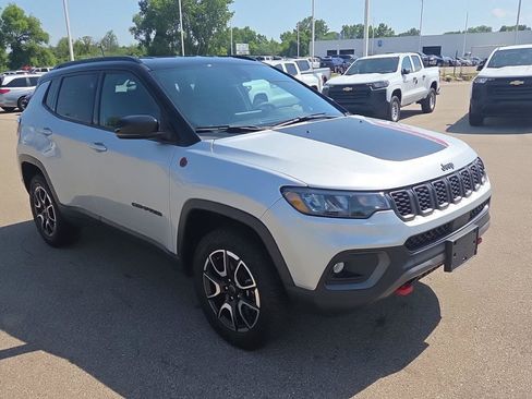 Used 2025 Jeep Compass Trailhawk AWD/4WD image 10