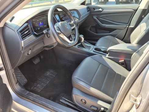 Used 2024 Volkswagen Jetta SE FWD image 2