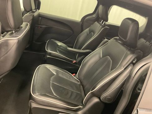 Used 2024 Chrysler Pacifica Premium image 30