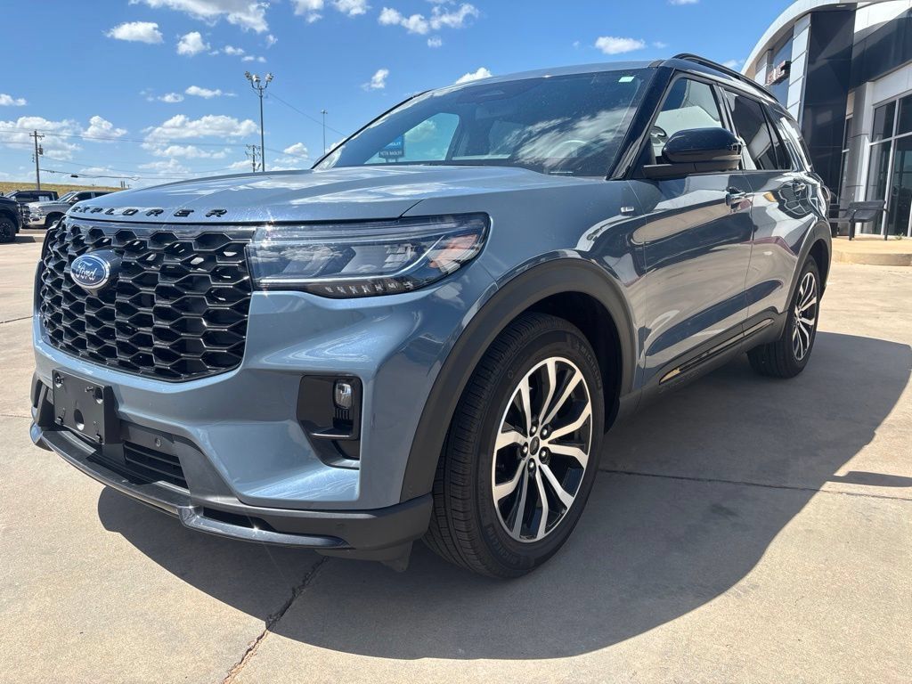 Used 2025 Ford Explorer ST-Line w/ Premium Package RWD image 3