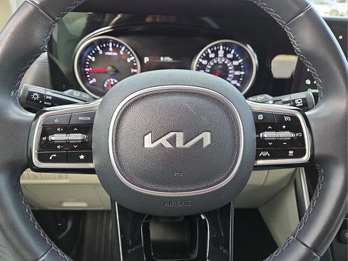 Used 2023 Kia Carnival EX image 24