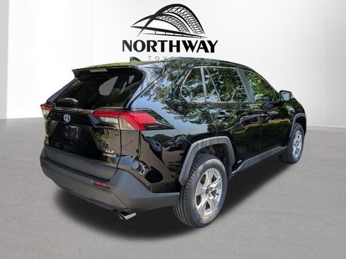 Used 2021 Toyota RAV4 XLE w/ XLE Grade Weather Package AWD/4WD image 3