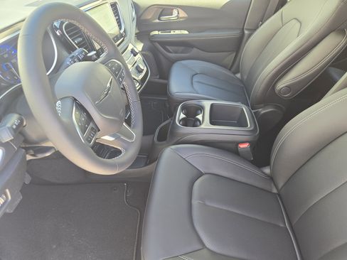 New 2026 Chrysler Pacifica Select image 11