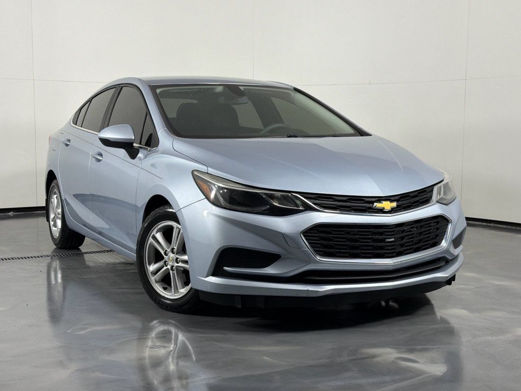 Used 2017 Chevrolet Cruze LT w/ Convenience Package FWD image 2